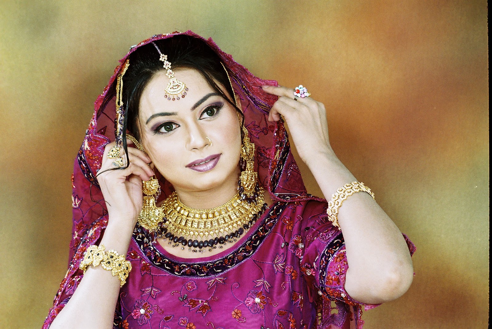 dulha dulhan hd wallpaper,beauty,bride,mehndi,makeover,jewellery
