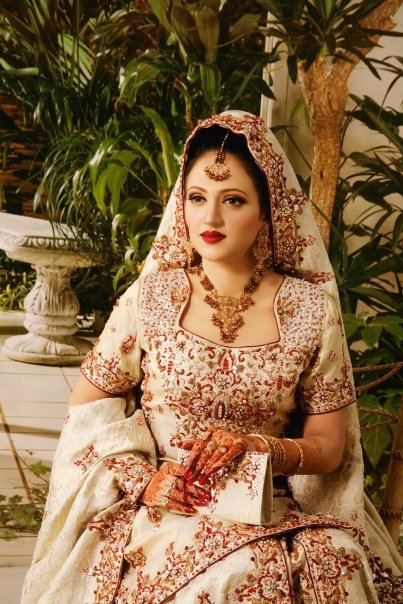 dulhan hd wallpaper,tradizione,sposa,vestito,seduta,beige