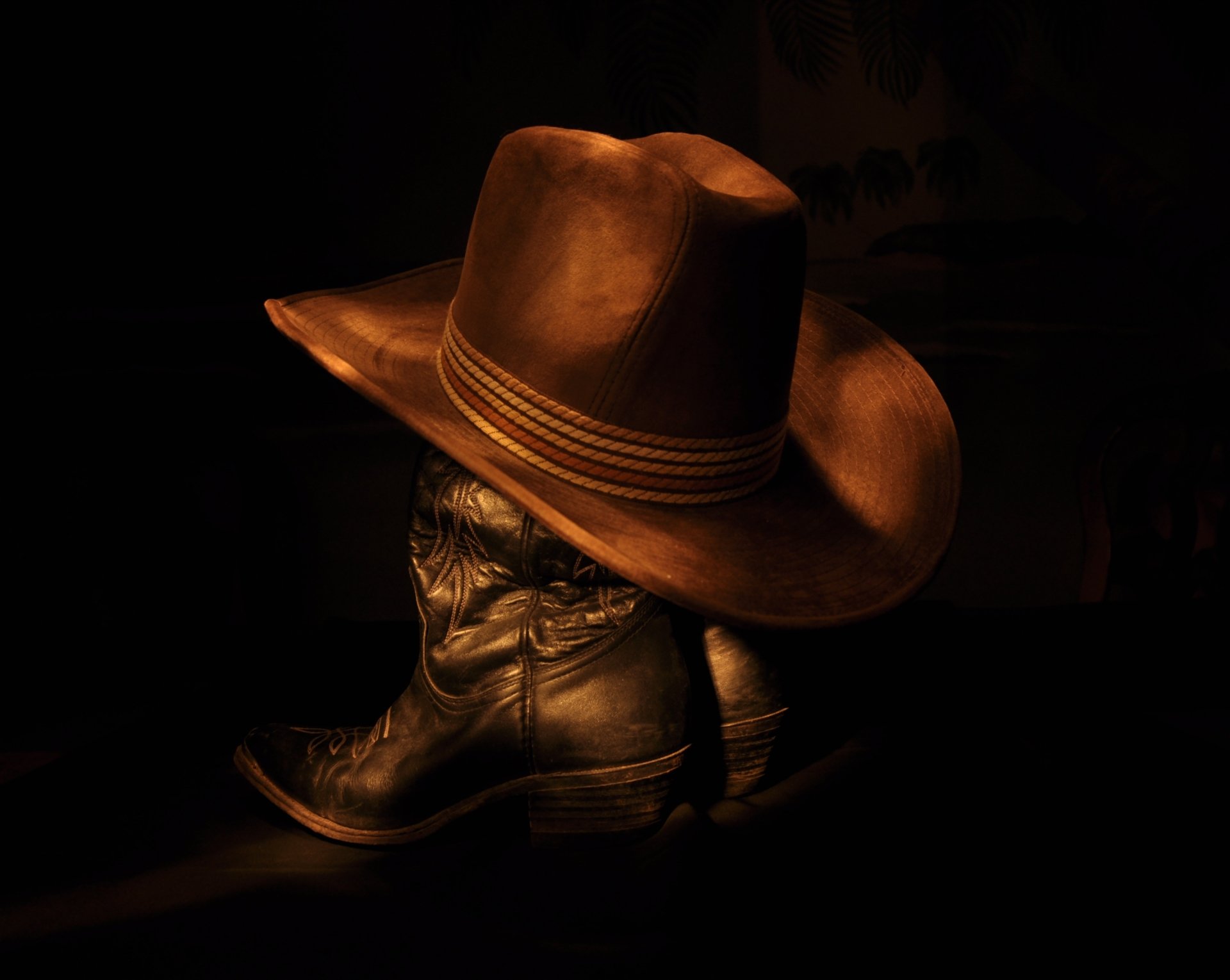 carta da parati stivali da cowboy,cappello,cappello da cowboy,fotografia di still life,stivale da cowboy,fedora
