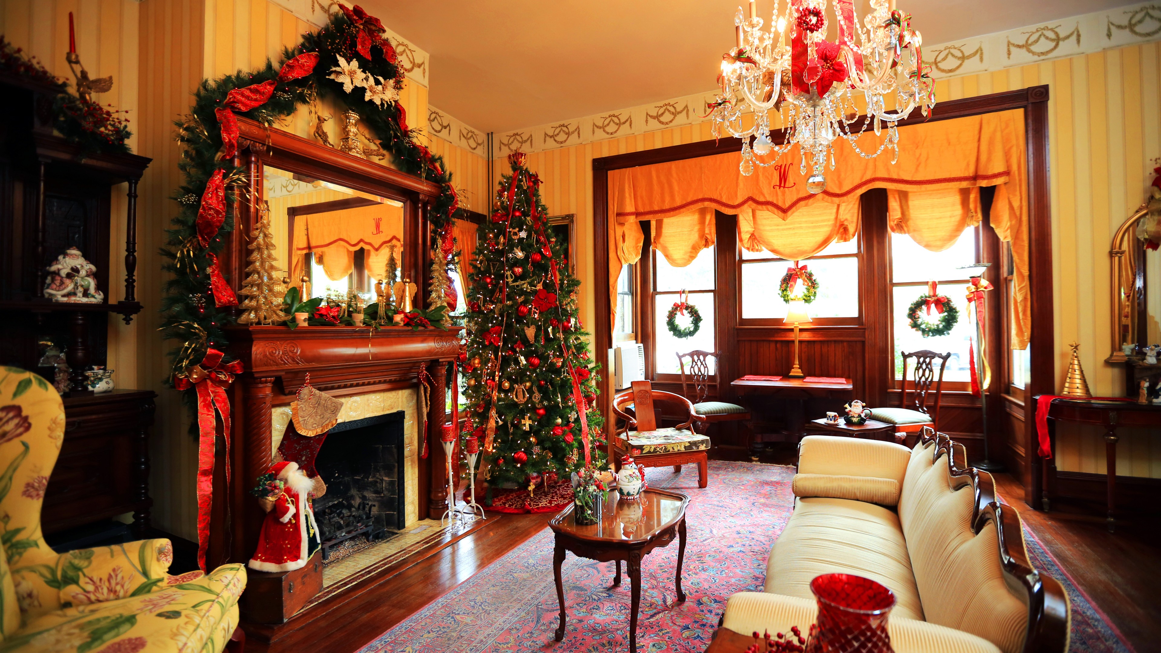 lodge wallpaper,living room,room,interior design,property,christmas decoration