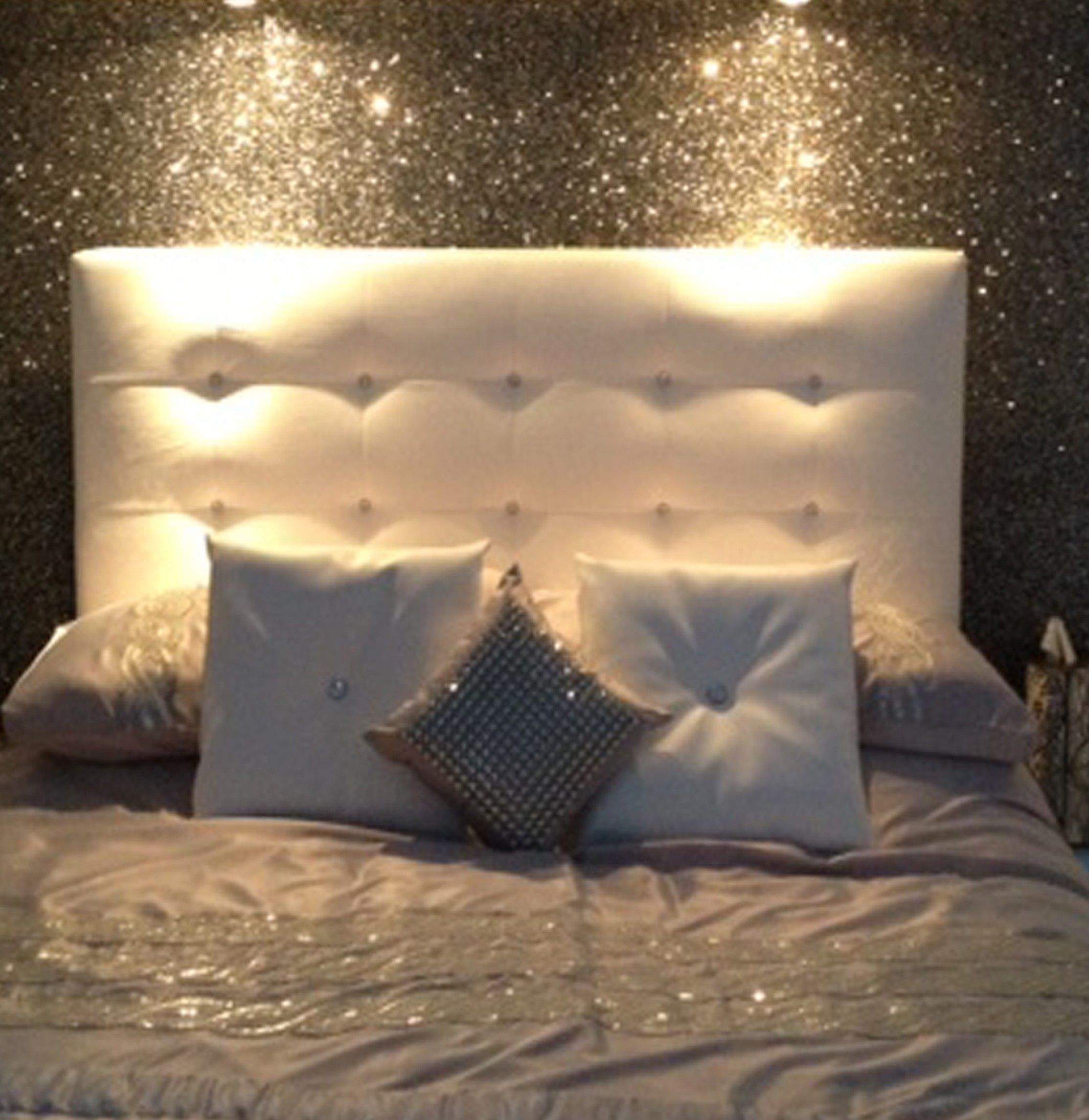 壁の銀色にキラキラ壁紙,点灯,枕,寝室,光,家具
