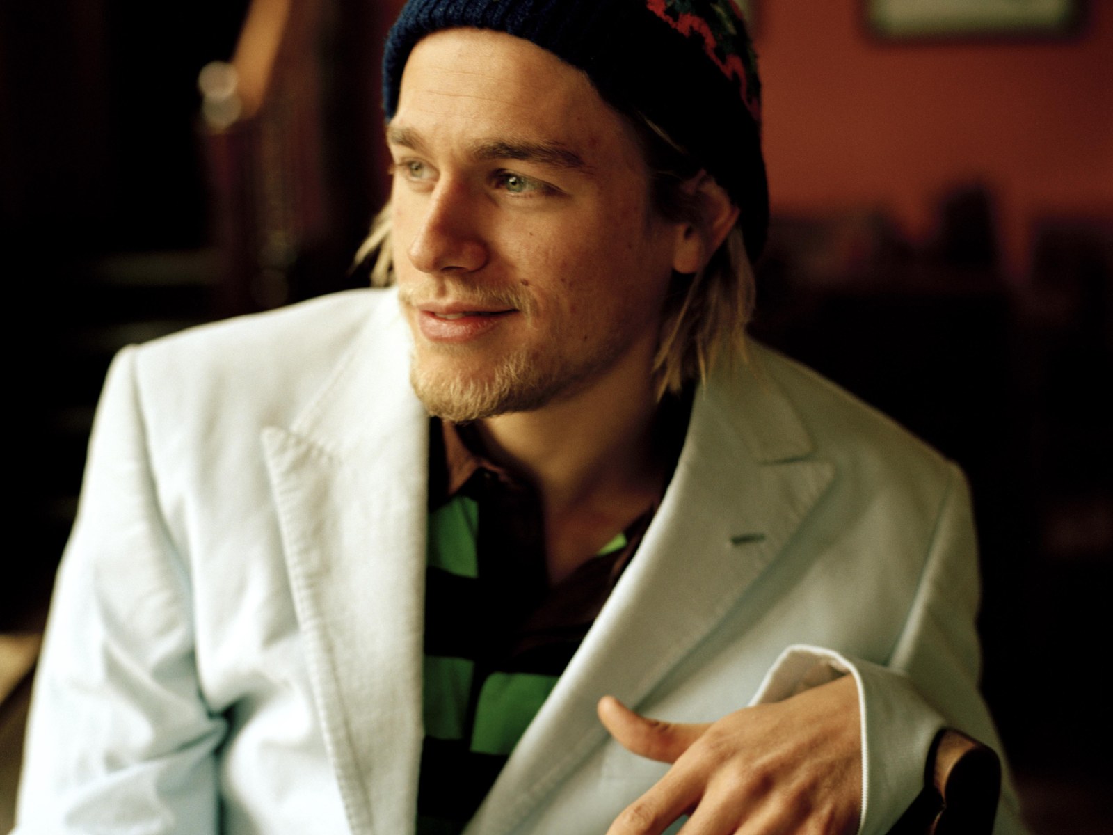 fondo de pantalla de charlie hunnam,humano,sombrerería,sonrisa,juegos