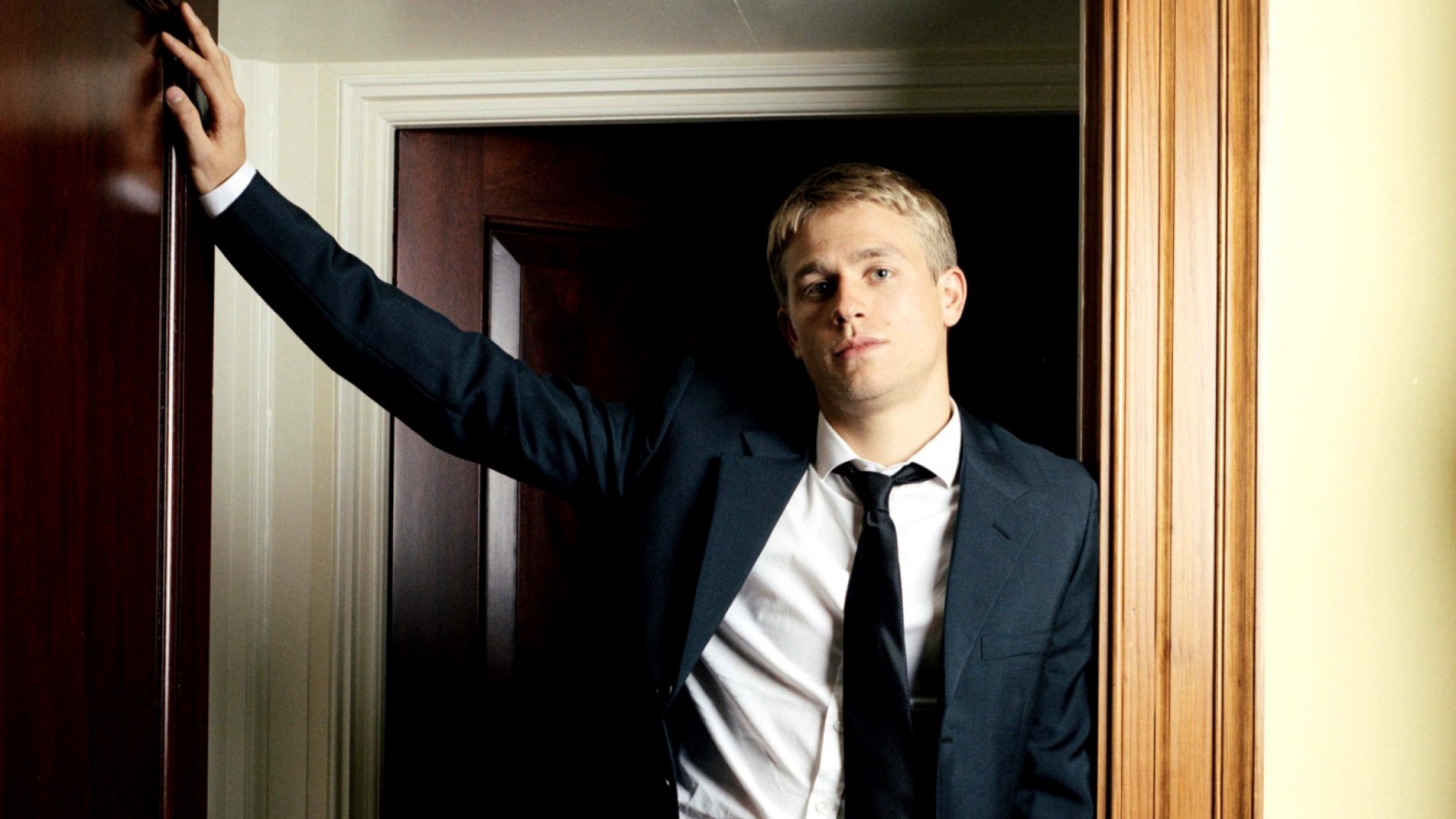 charlie hunnam wallpaper,suit,formal wear,tie,white collar worker,photography