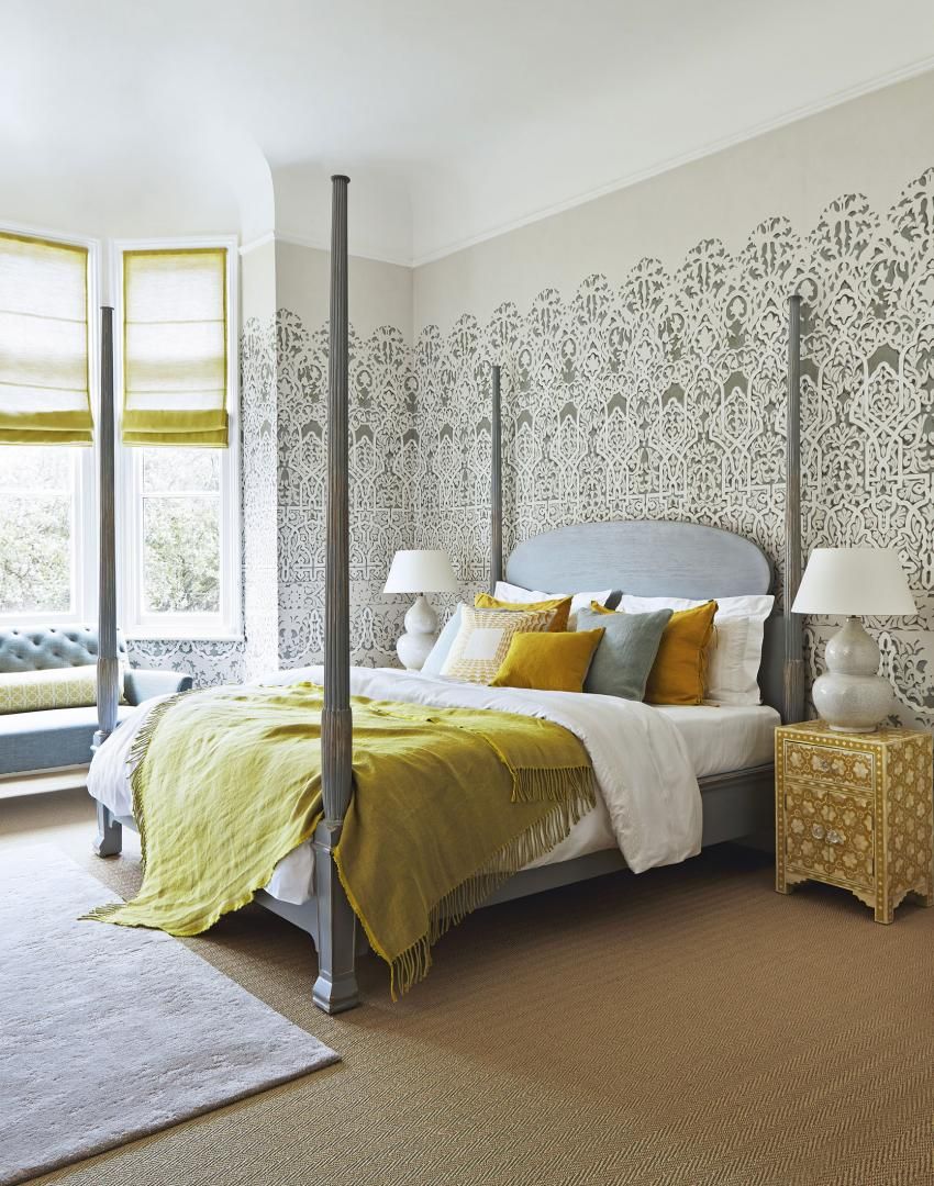 papel pintado gris y amarillo del dormitorio,dormitorio,mueble,cama,habitación,marco de la cama