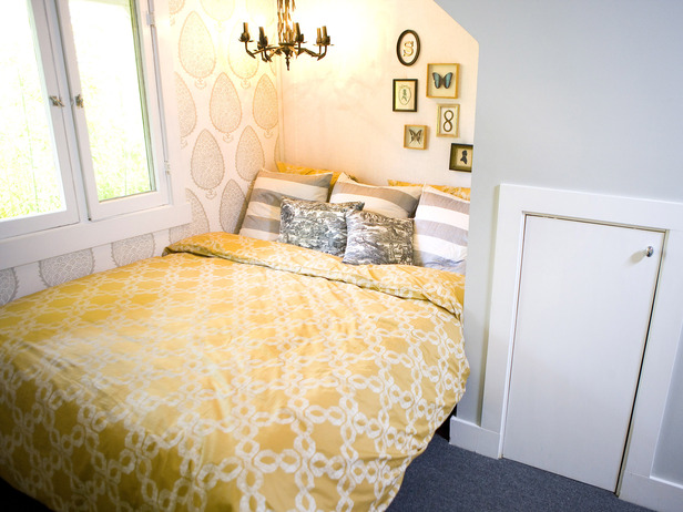 graue und gelbe schlafzimmertapete,schlafzimmer,bett,bettdecke,zimmer,möbel