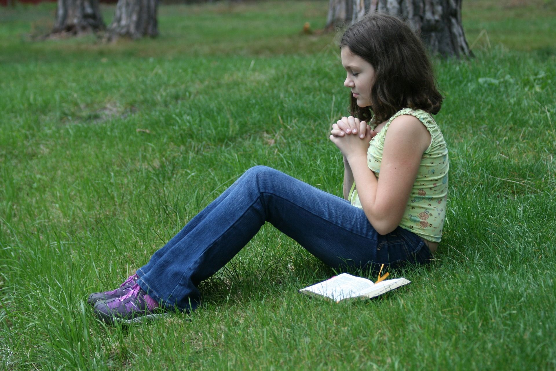 祈る少女の壁紙,草,座っている,芝生,草の家族,牧草地