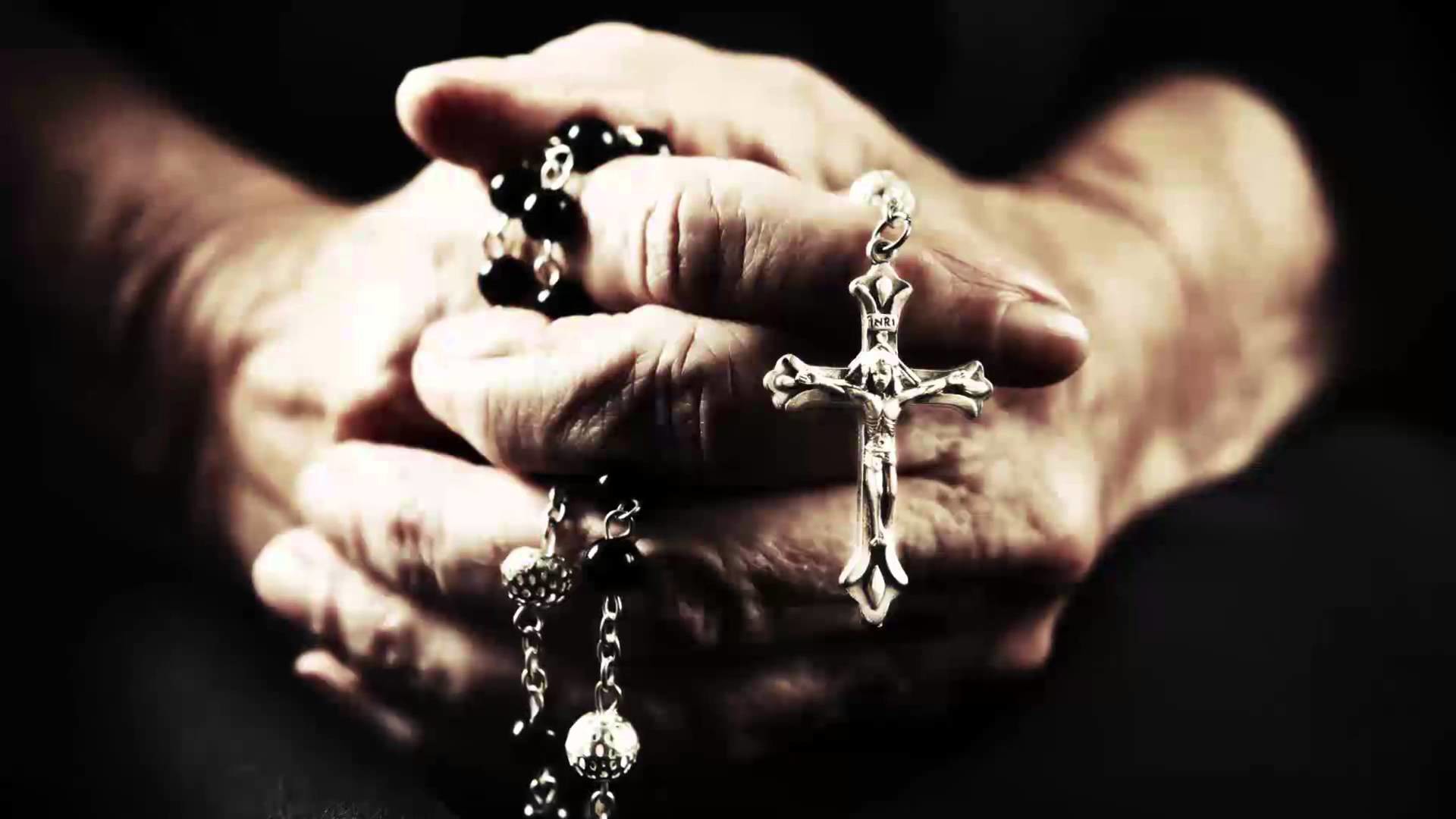 preghiera sfondo hd,oggetto religioso,rosario,mano,artefatto,crocifisso