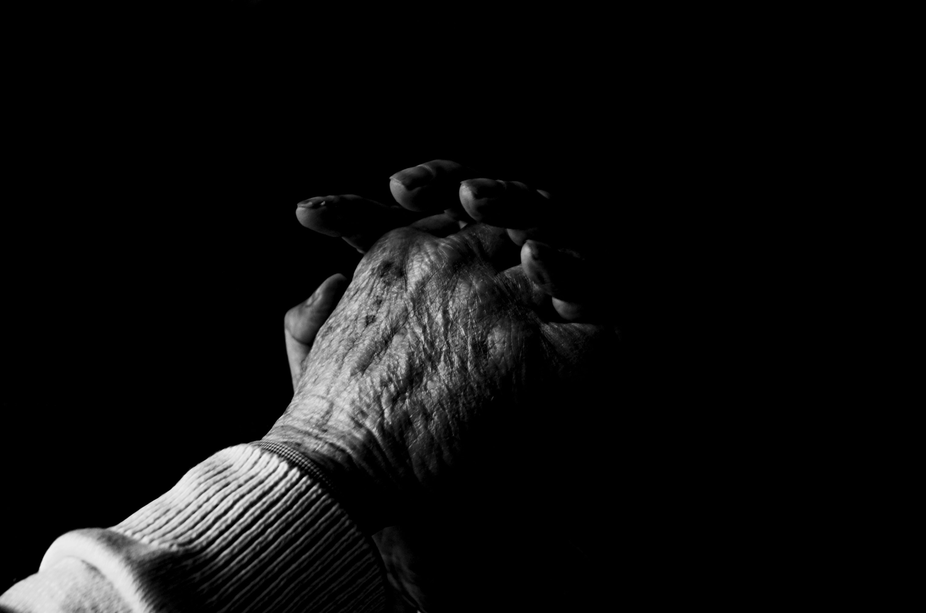 기도 손 벽지,검정,검정색과 흰색,어둠,손,사진술