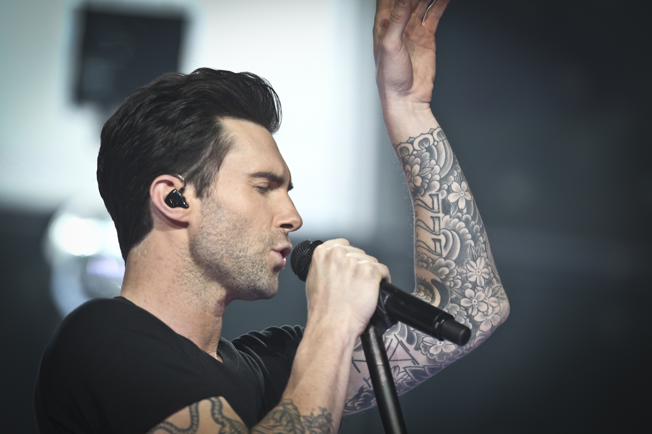 adam levine wallpaper,facial hair,singer,chin,singing,arm