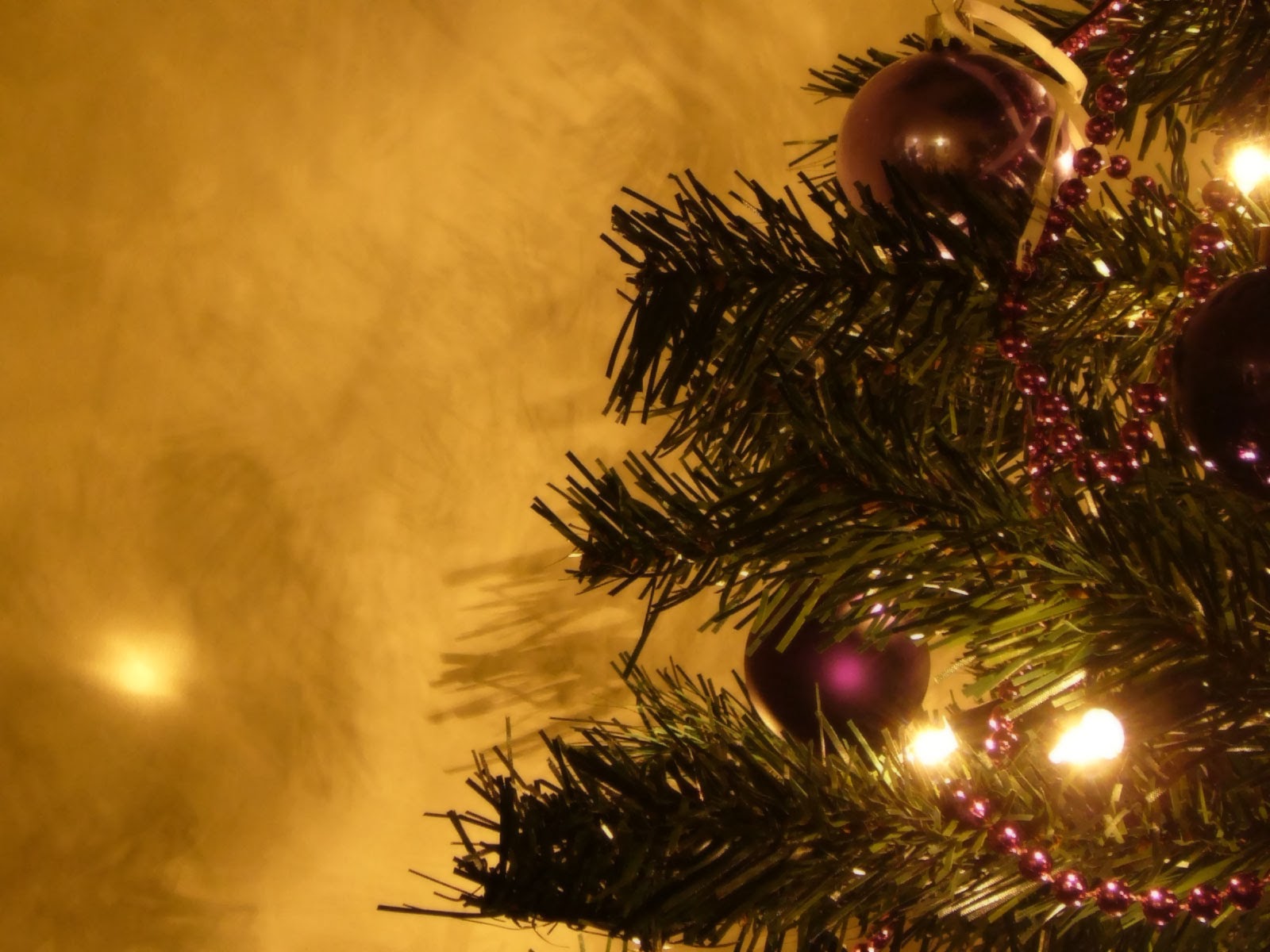 壁紙ノエル,クリスマスツリー,クリスマスオーナメント,木,クリスマスの飾り,クリスマス