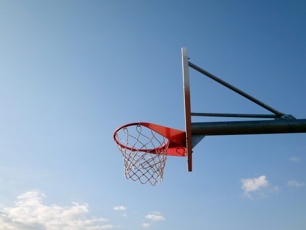 fondo de pantalla de aro de baloncesto,baloncesto,cancha de baloncesto,aro de baloncesto,red,cielo