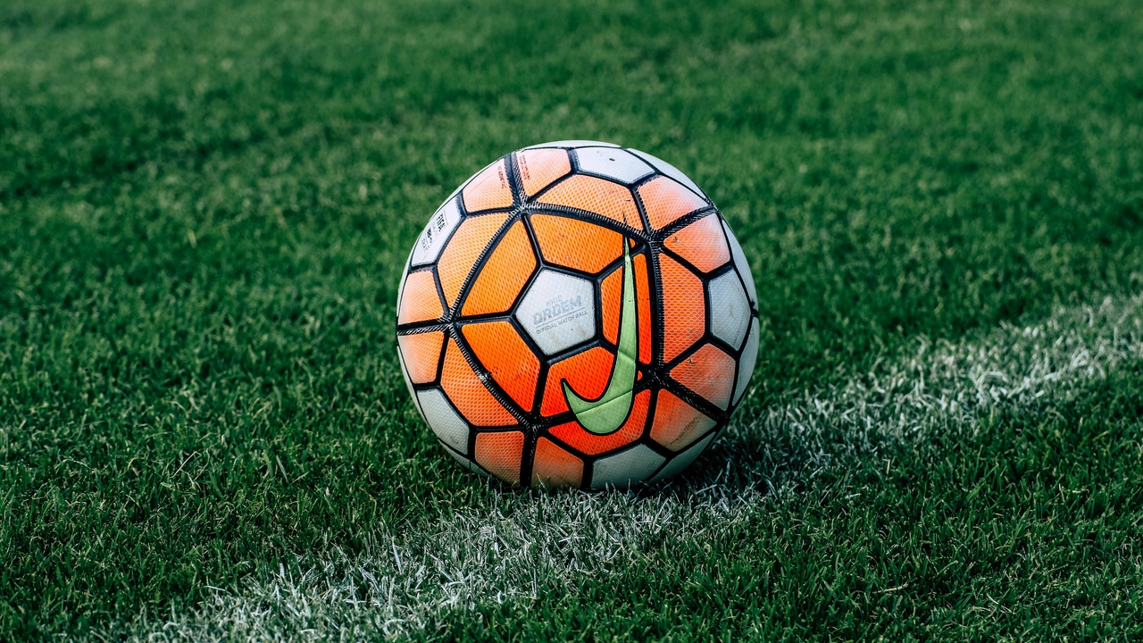 téléchargement de fond d'écran de football,ballon de football,herbe,orange,football,équipement sportif