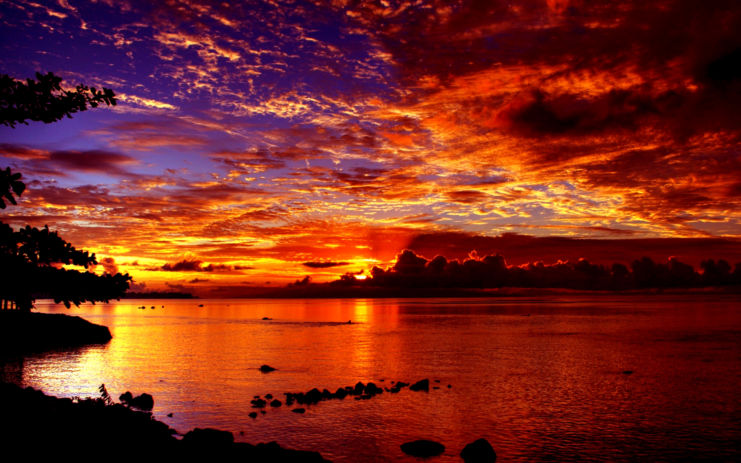 carta da parati drammatica,cielo,ultimi bagliori,corpo d'acqua,natura,tramonto