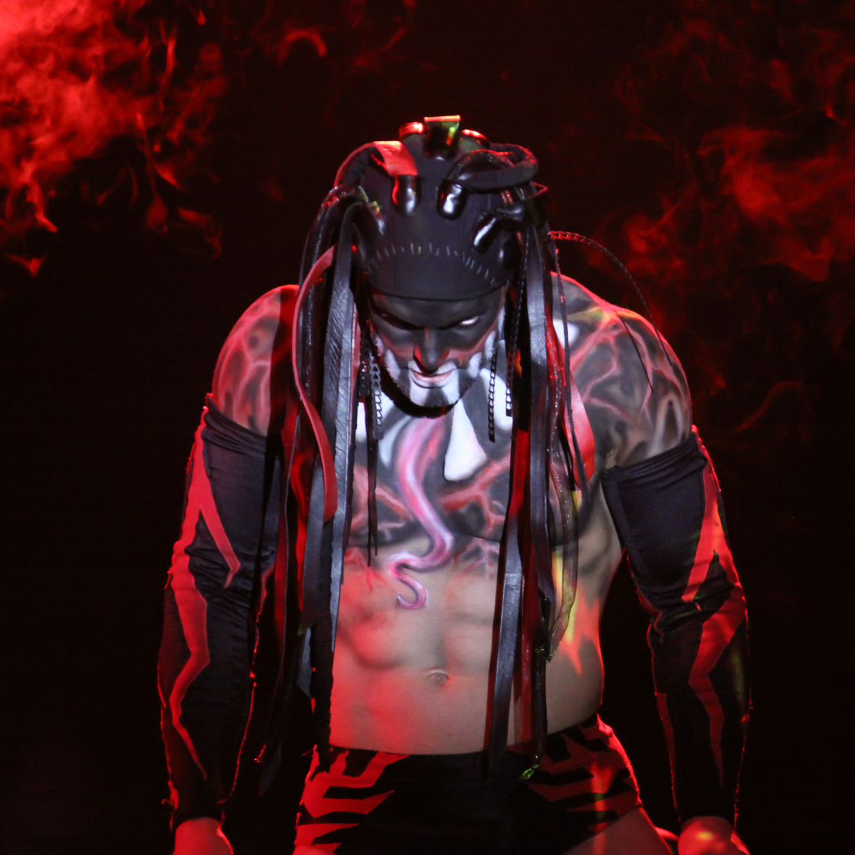 finn balor fondo de pantalla para iphone,rojo,actuación,oscuridad,ropa de calle,escenario