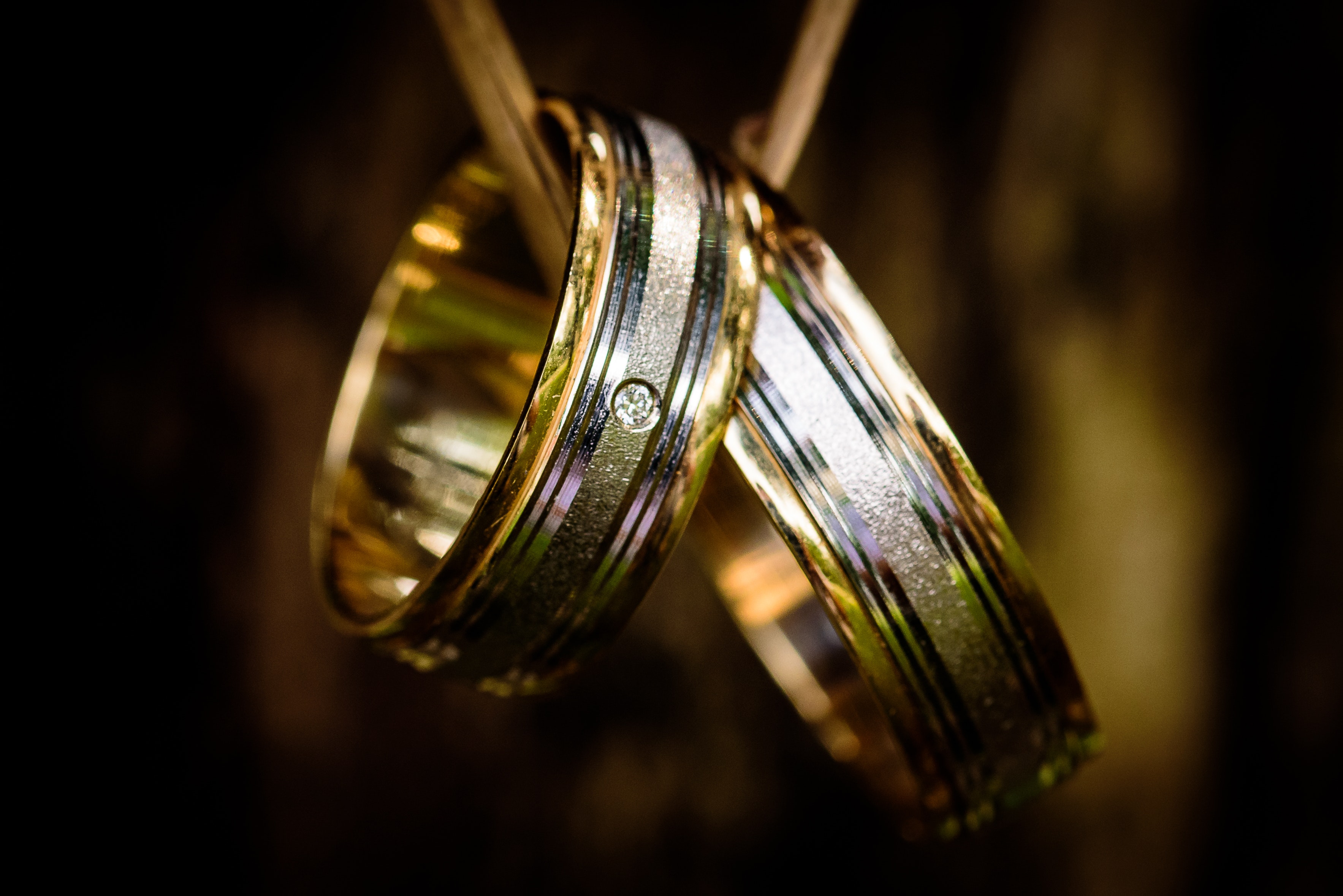 gold ring wallpaper,wedding ring,wedding ceremony supply,macro photography,ring,light