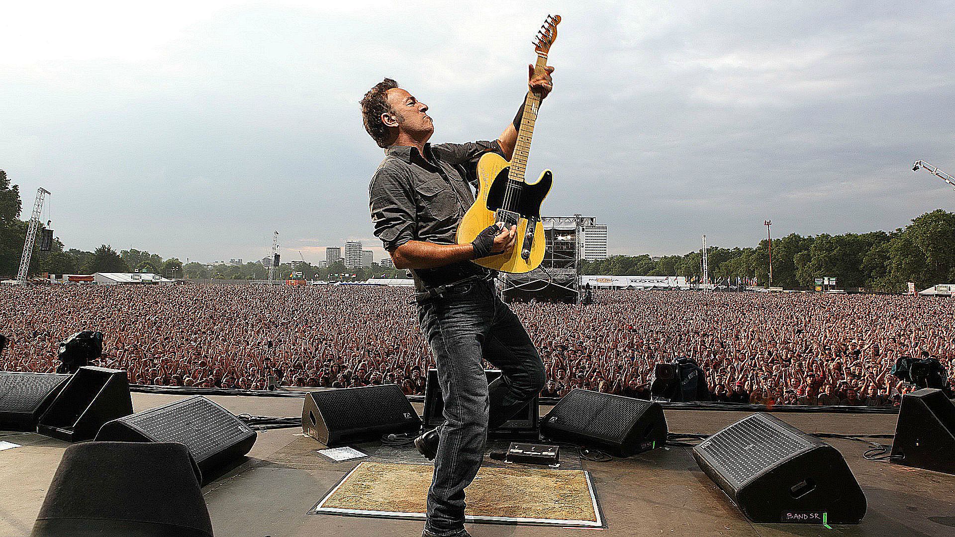 bruce springsteen wallpaper,guitarist,guitar,musician,string instrument,musical instrument