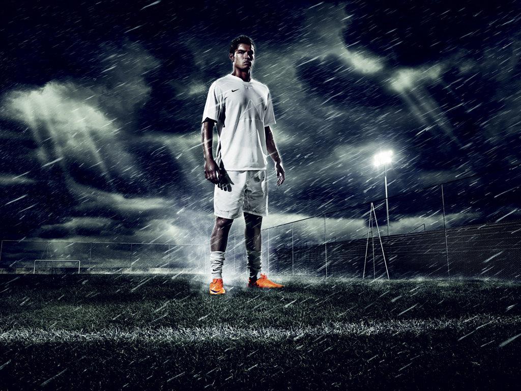 ronaldo hd wallpaper fußball,fußballspieler,himmel,atmosphäre,stehen,dunkelheit