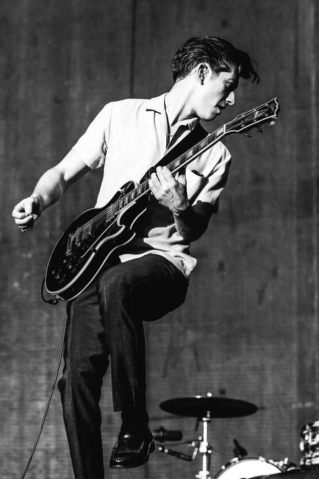 alex turner wallpaper,musician,music,musical instrument,guitarist,string instrument