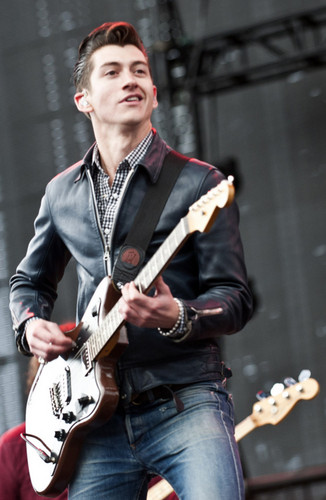 sfondo di alex turner,chitarrista,musicista,chitarra,strumento musicale,musica