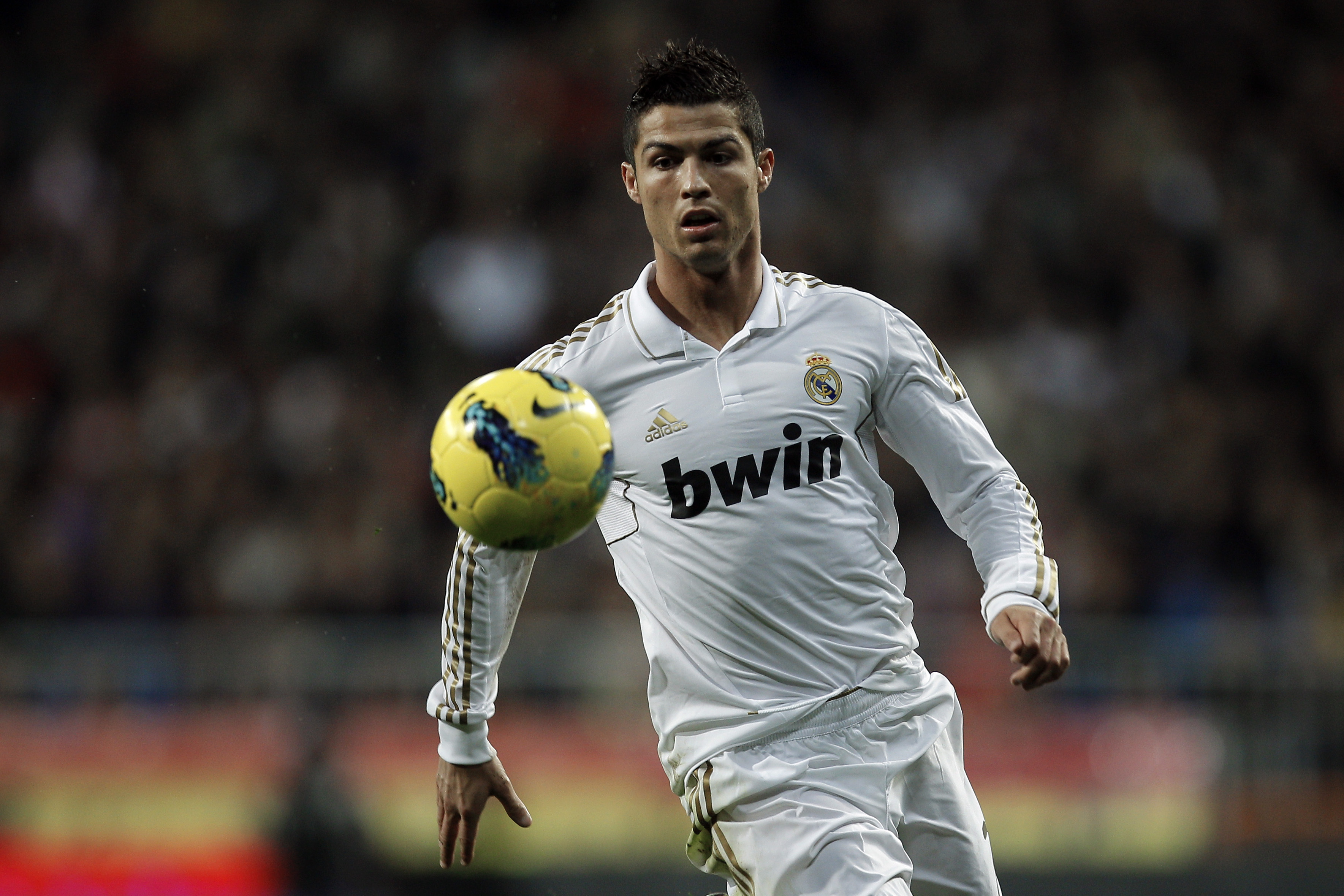 wallpaper pemain real madrid,player,football player,ball game,sports equipment,team sport