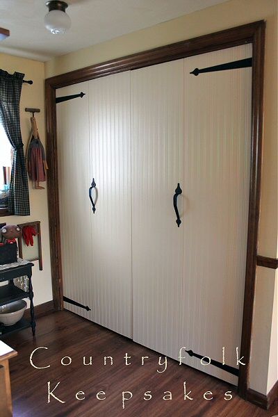 puertas de armario de papel tapiz,habitación,pared,puerta,suelo,techo
