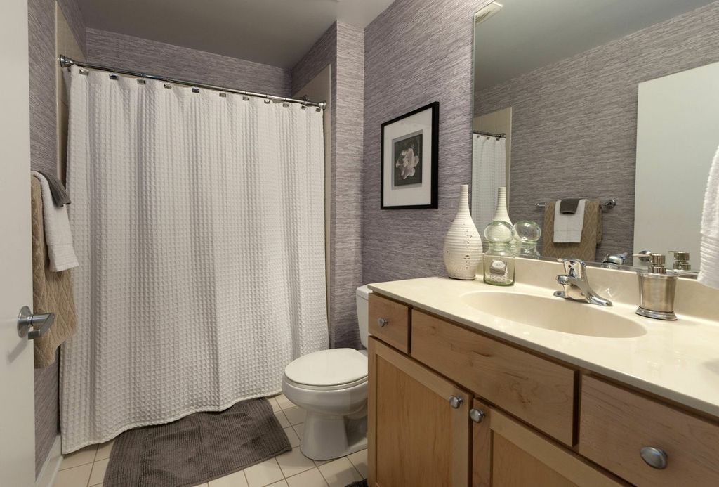 salle de bain en papier peint amovible,salle de bains,chambre,propriété,design d'intérieur,tuile