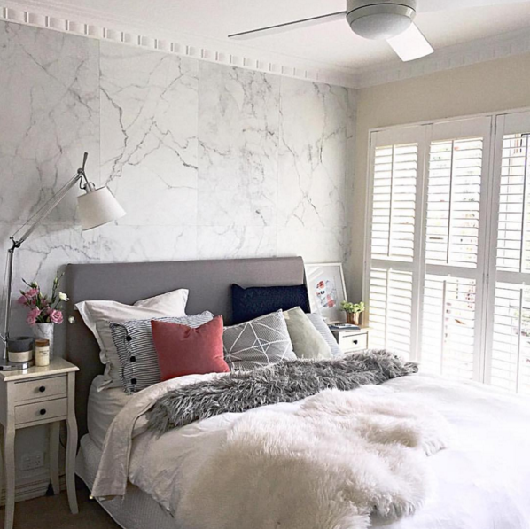dormitorio de papel tapiz de mármol,dormitorio,mueble,habitación,cama,blanco
