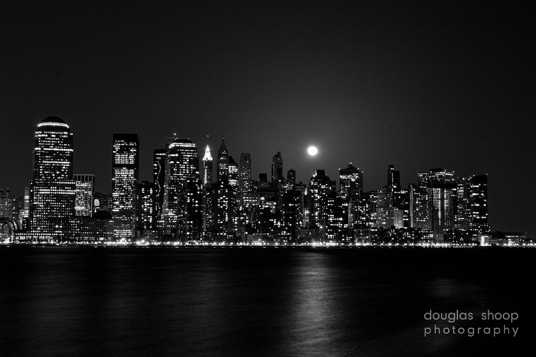 new york skyline wallpaper in bianco e nero,città,paesaggio urbano,area metropolitana,orizzonte,notte