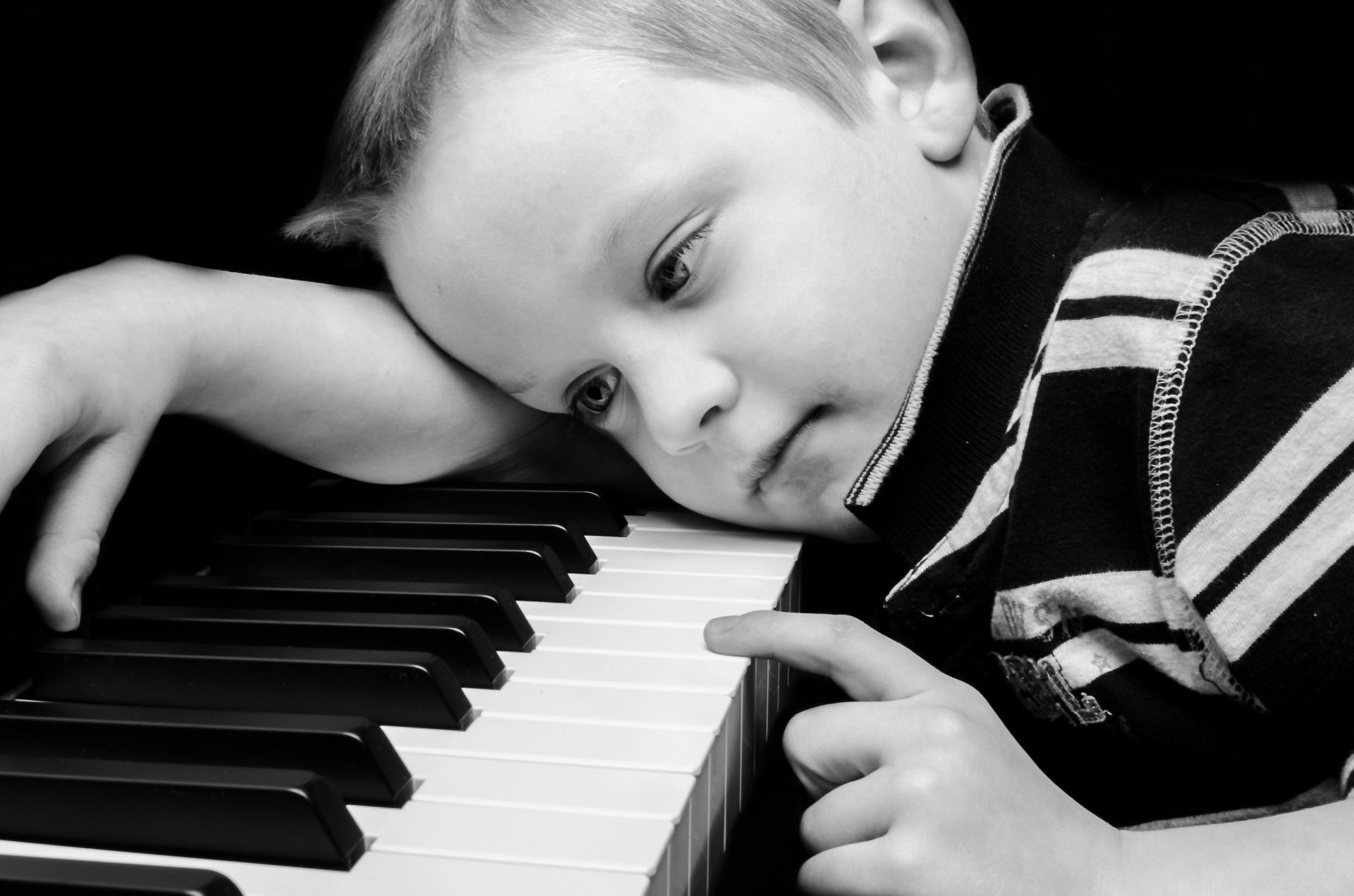 ragazzo triste carta da parati hd full size,pianoforte,strumento musicale,pianista,bambino,tastiera musicale