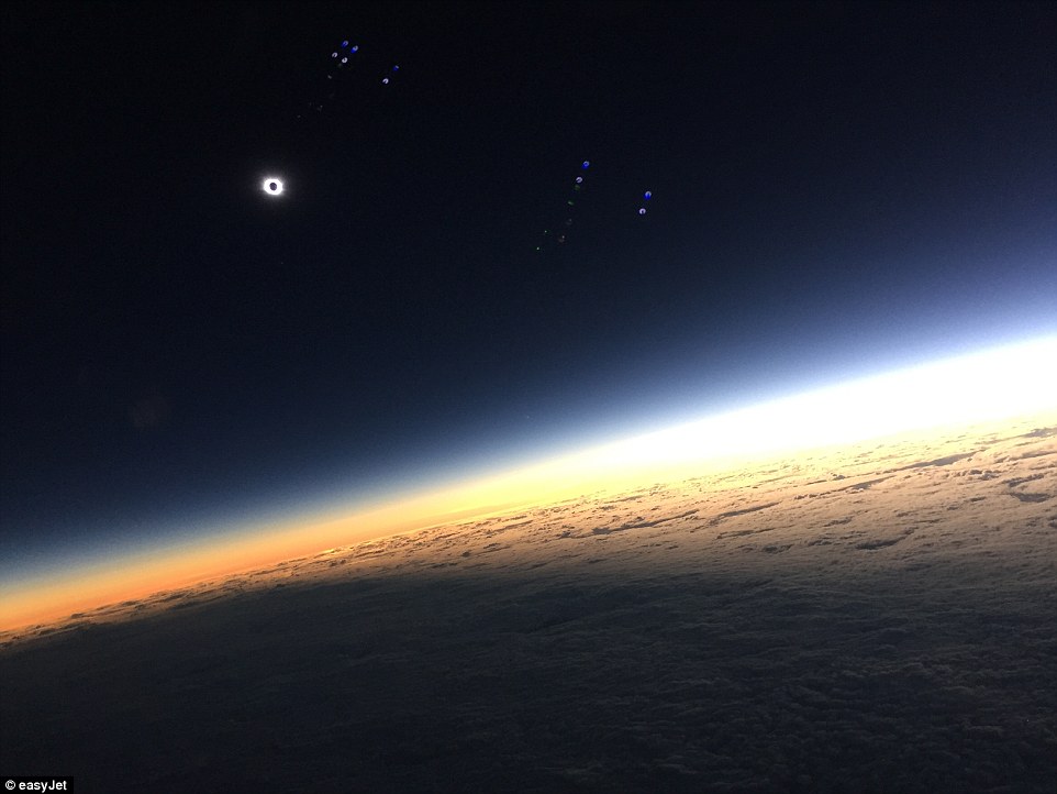fondo de pantalla de la órbita,atmósfera,cielo,horizonte,objeto astronómico,espacio exterior