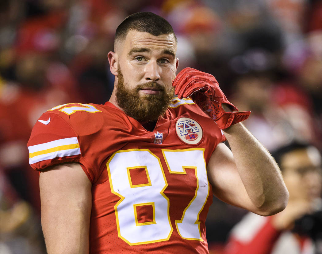 travis kelce fondo de pantalla,jugador,barba,producto,jugador de fútbol,jugador de fútbol