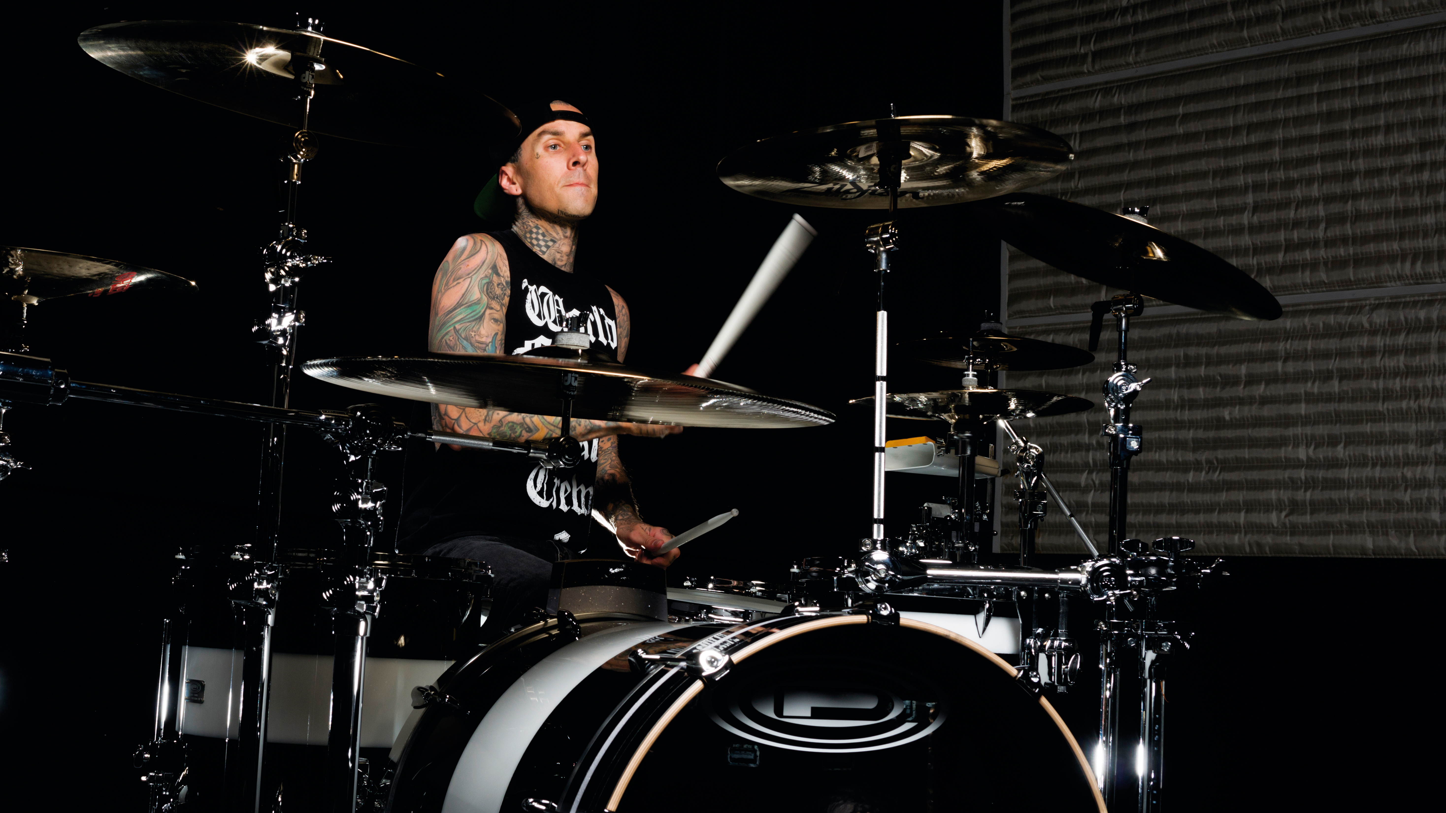 carta da parati travis barker,tamburo,musicista,strumento musicale,batterista,tom tom drum