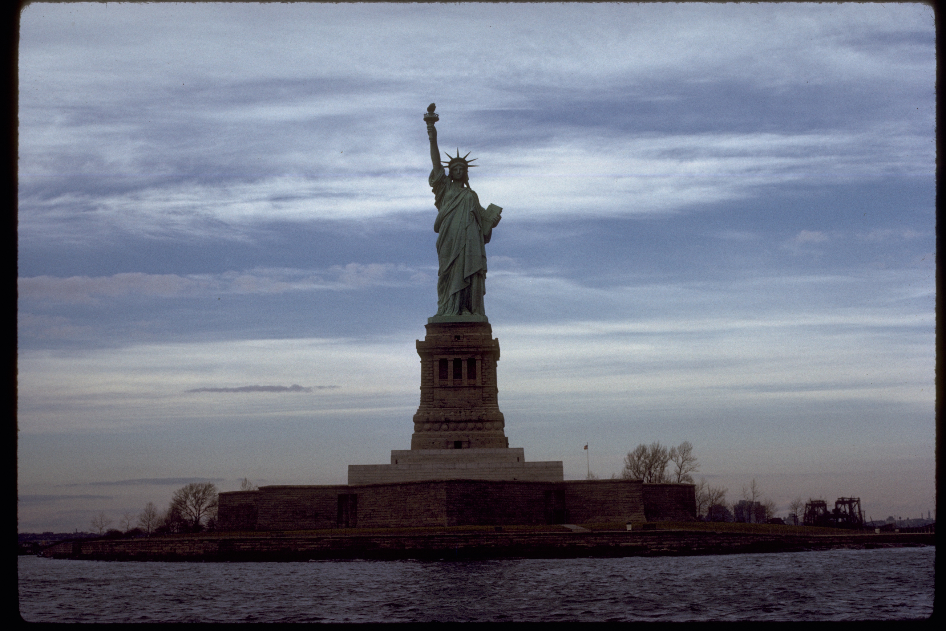 fondo de pantalla de dominio público,estatua,monumento,cielo,escultura,monumento