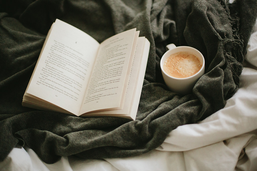 livres papier peint tumblr,coupe,tasse à café,main,livre,coupe