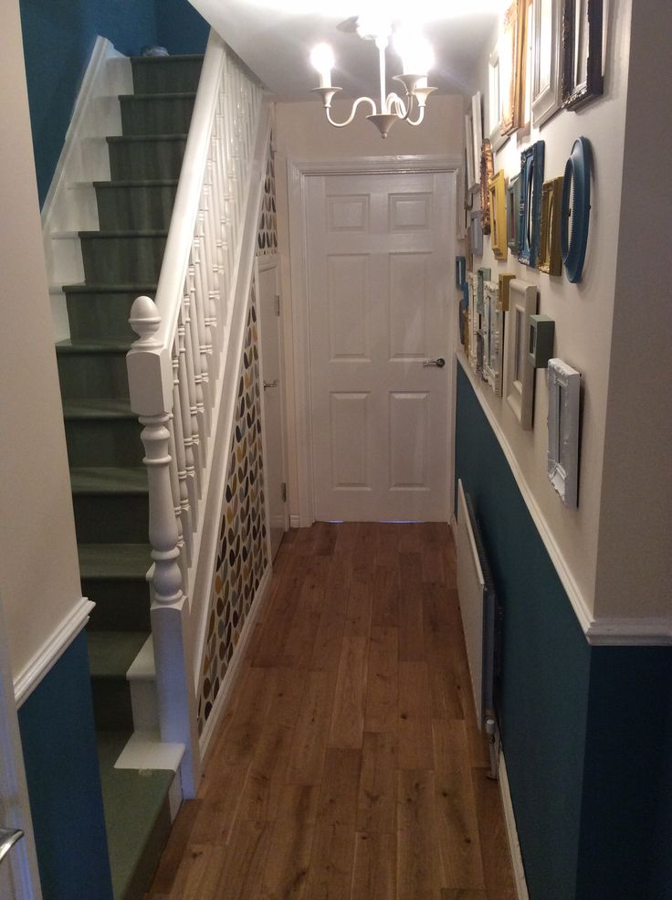 papier peint dado rail,parquet,sol,propriété,chambre,escaliers