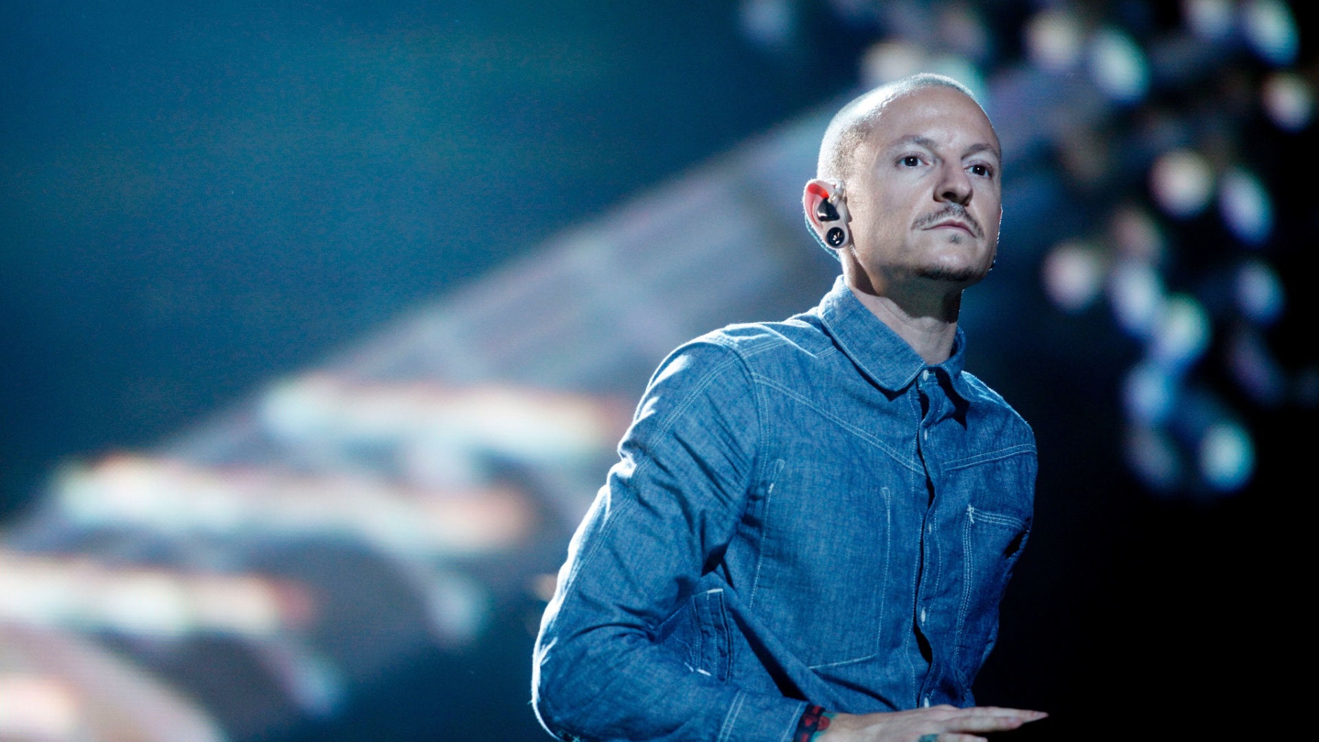 chester bennington fondo de pantalla,equipo de sonido,entrenador