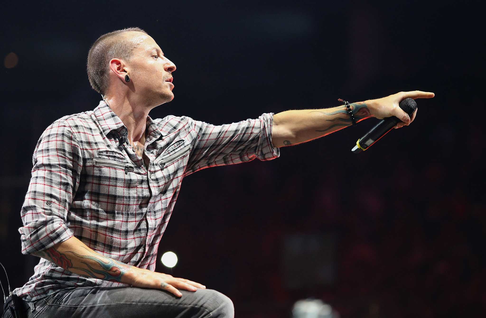 carta da parati chester bennington,prestazione,evento,cantante,gesto