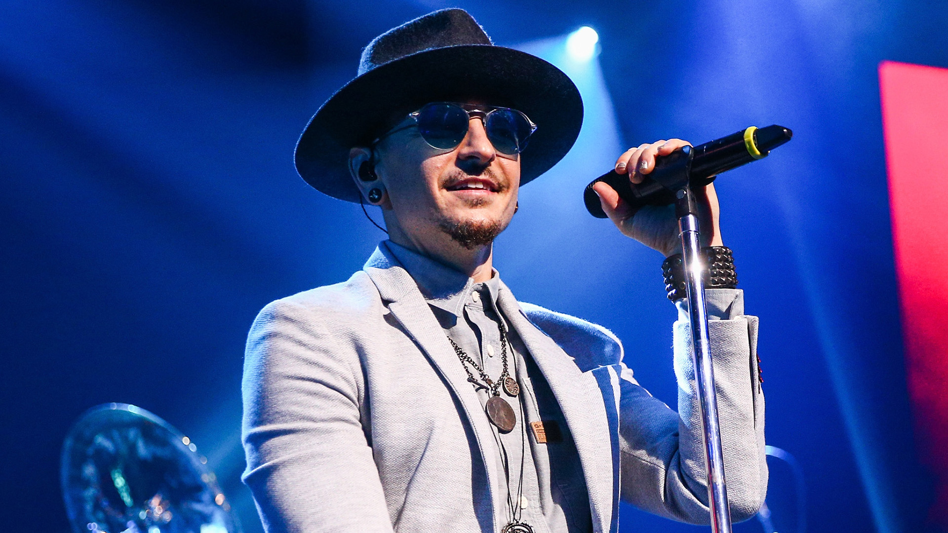 carta da parati chester bennington,prestazione,divertimento,musica,cantante,cantando