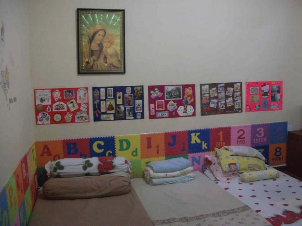 카라 membuat 배경 dinding dari kertas kado,방,가구,침실,특성,침대