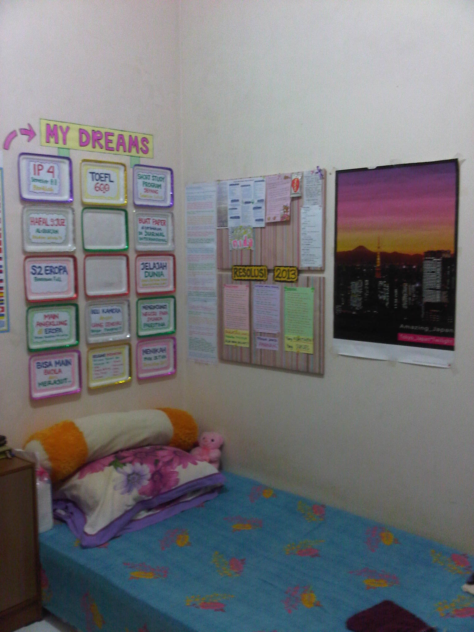 카라 membuat 배경 dinding dari kertas kado,방,가구,침실,침대,인테리어 디자인