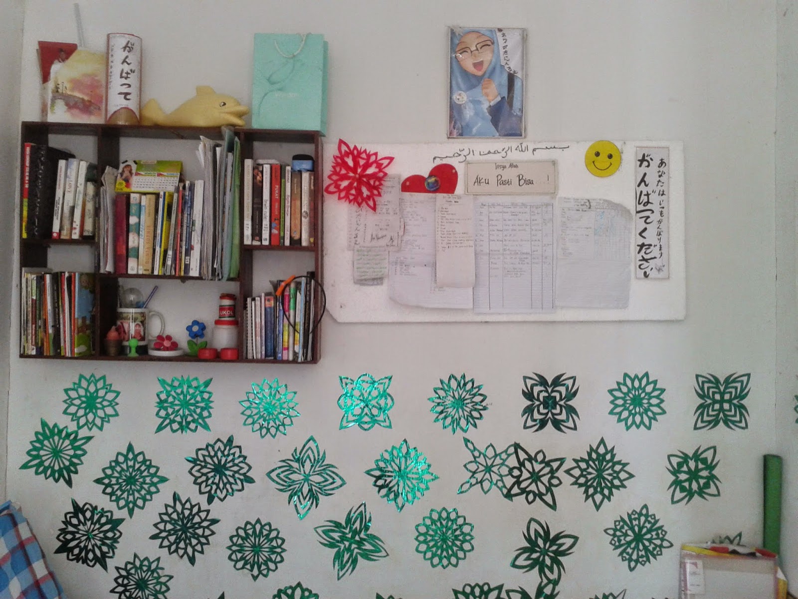 카라 membuat 배경 dinding dari kertas kado,선반,선반,벽,방,가구