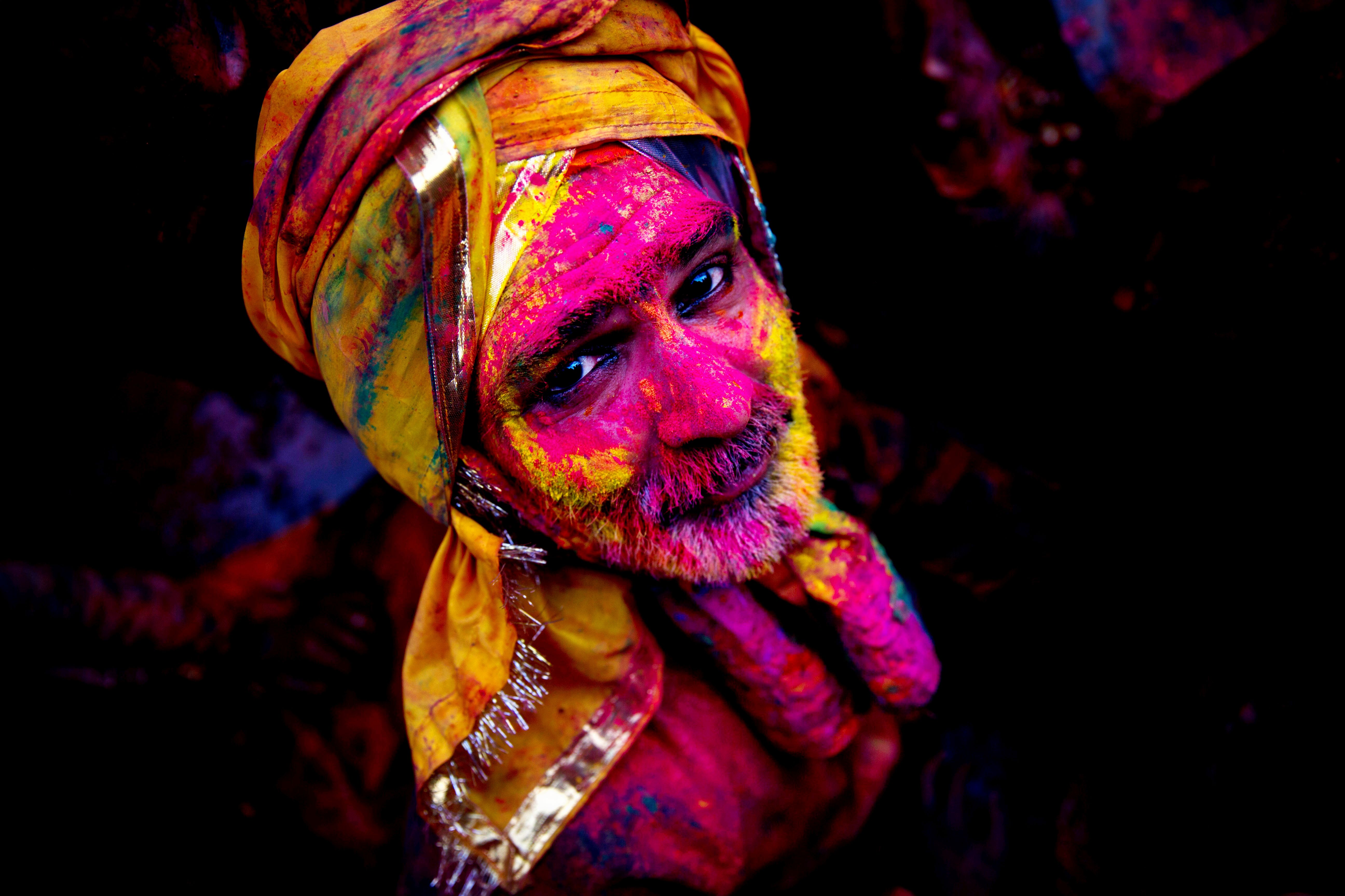 fond d'écran holi hd 1080p,jaune,humain,ténèbres,portrait,art