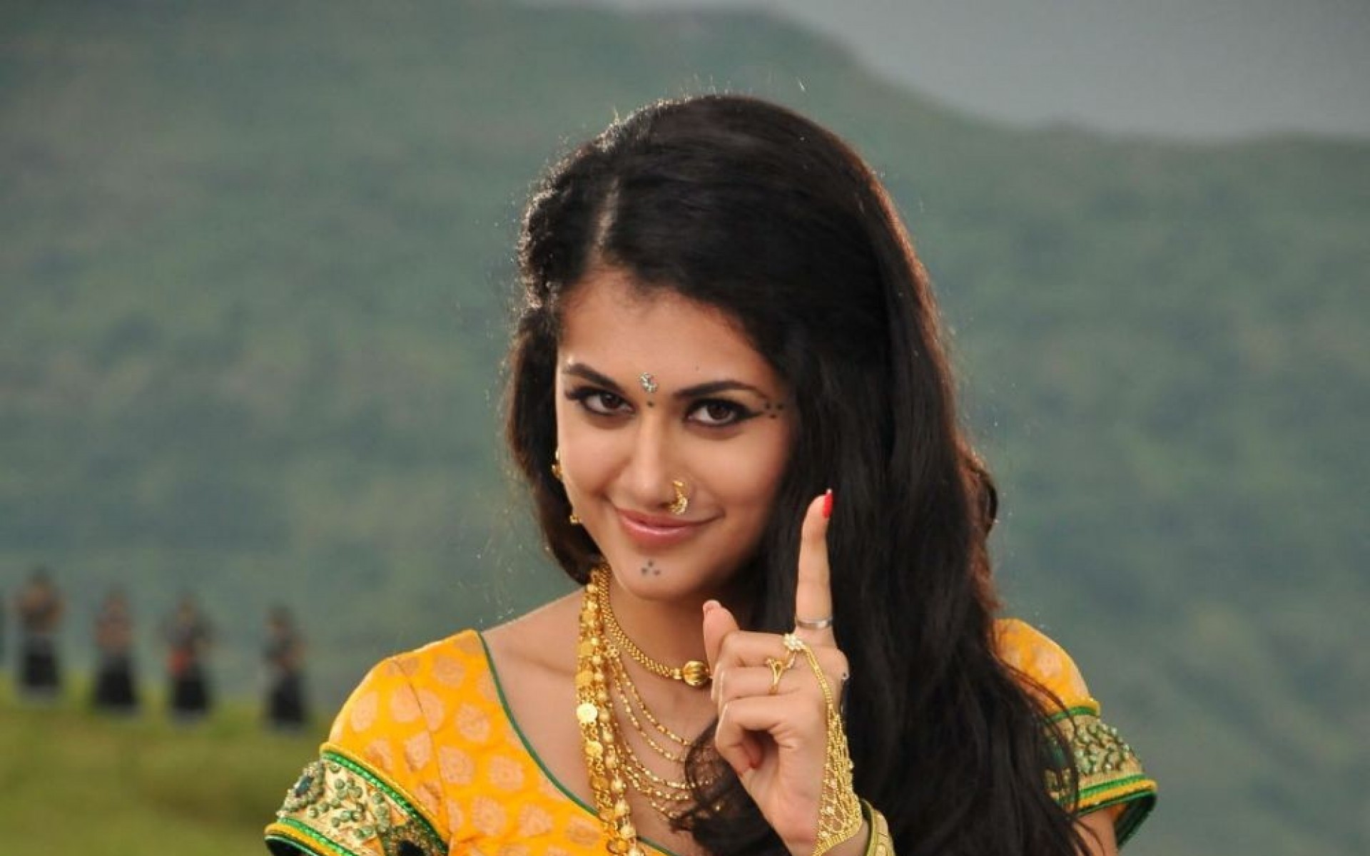 bollywood schauspielerin hd wallpaper 1080p kostenloser download,fotografie,schwarzes haar,lächeln,abdomen,sari
