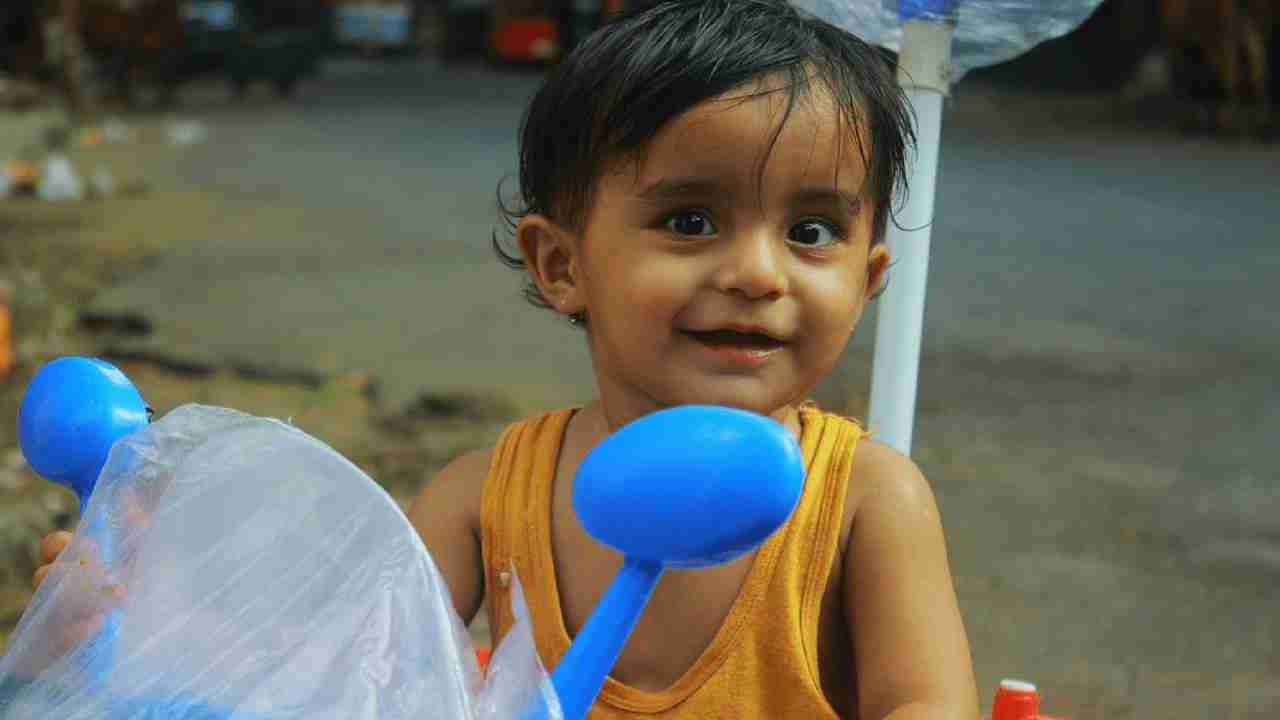 インドのかわいい赤ちゃんのhdの壁紙,子,演奏する,幼児,水,スマイル