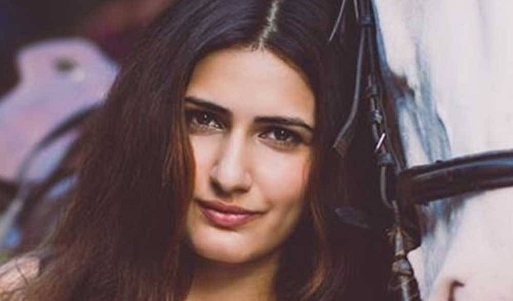 fatima sana shaikh hd wallpaper,capelli,viso,sopracciglio,acconciatura,bellezza