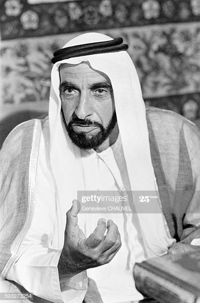 fond d'écran cheikh,noir et blanc,barbe,en train de lire,moustache