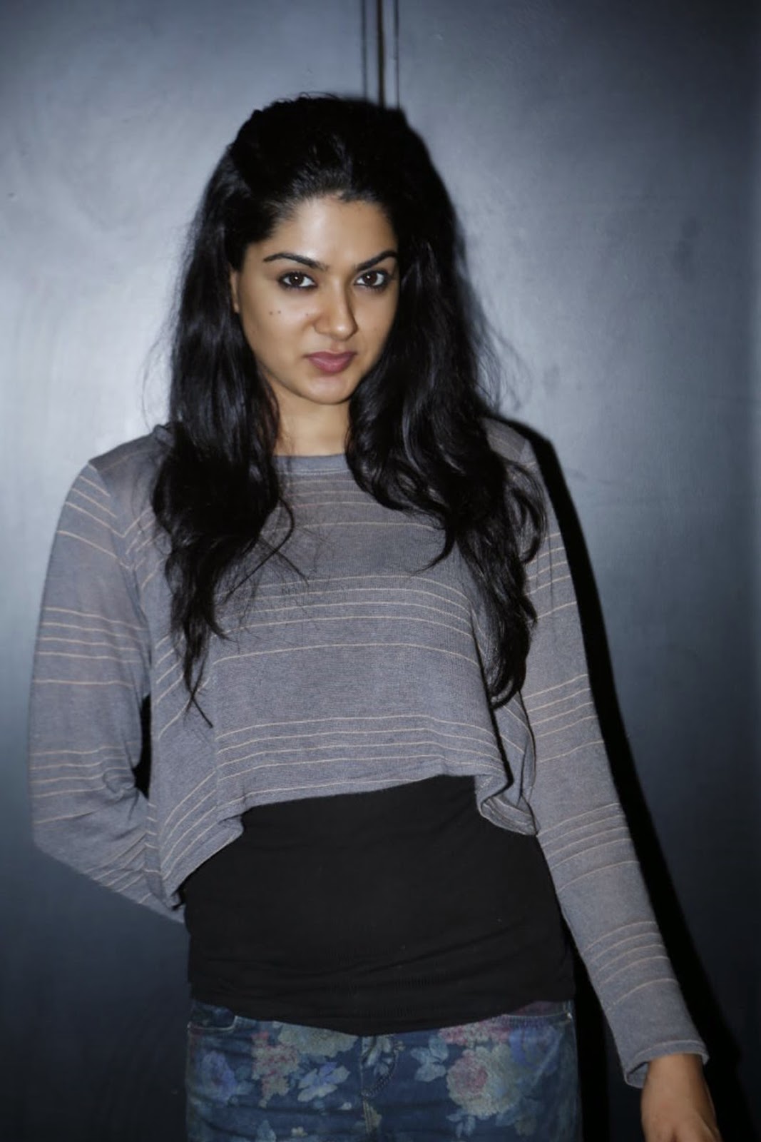 sakshi name wallpaper,clothing,photo shoot,shoulder,leg,fashion