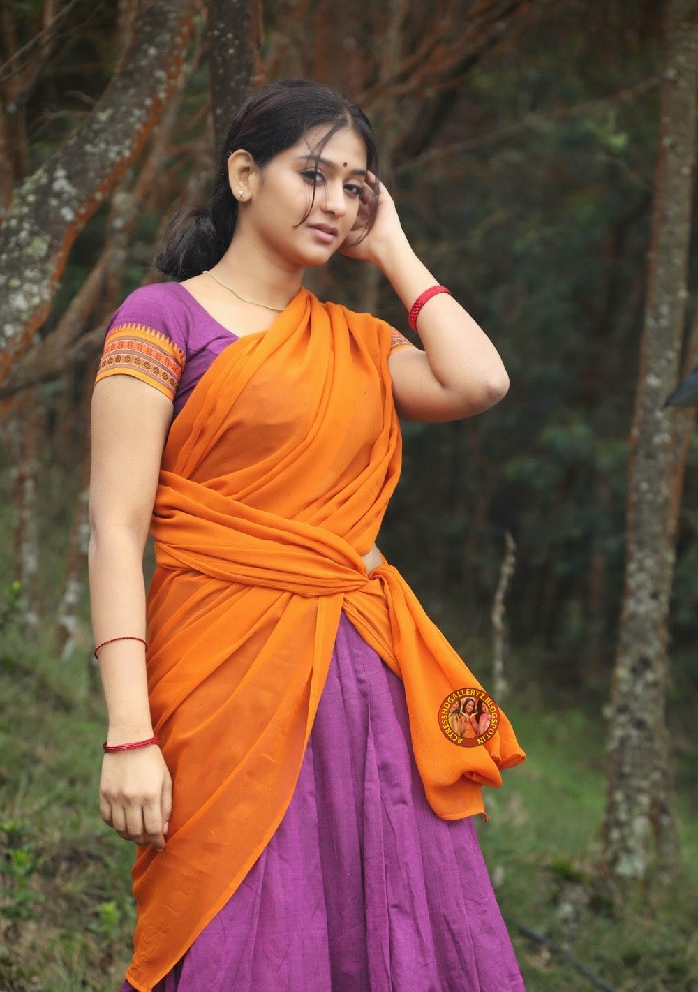 carta da parati con nome varsha,capi di abbigliamento,arancia,sari,viola,giallo