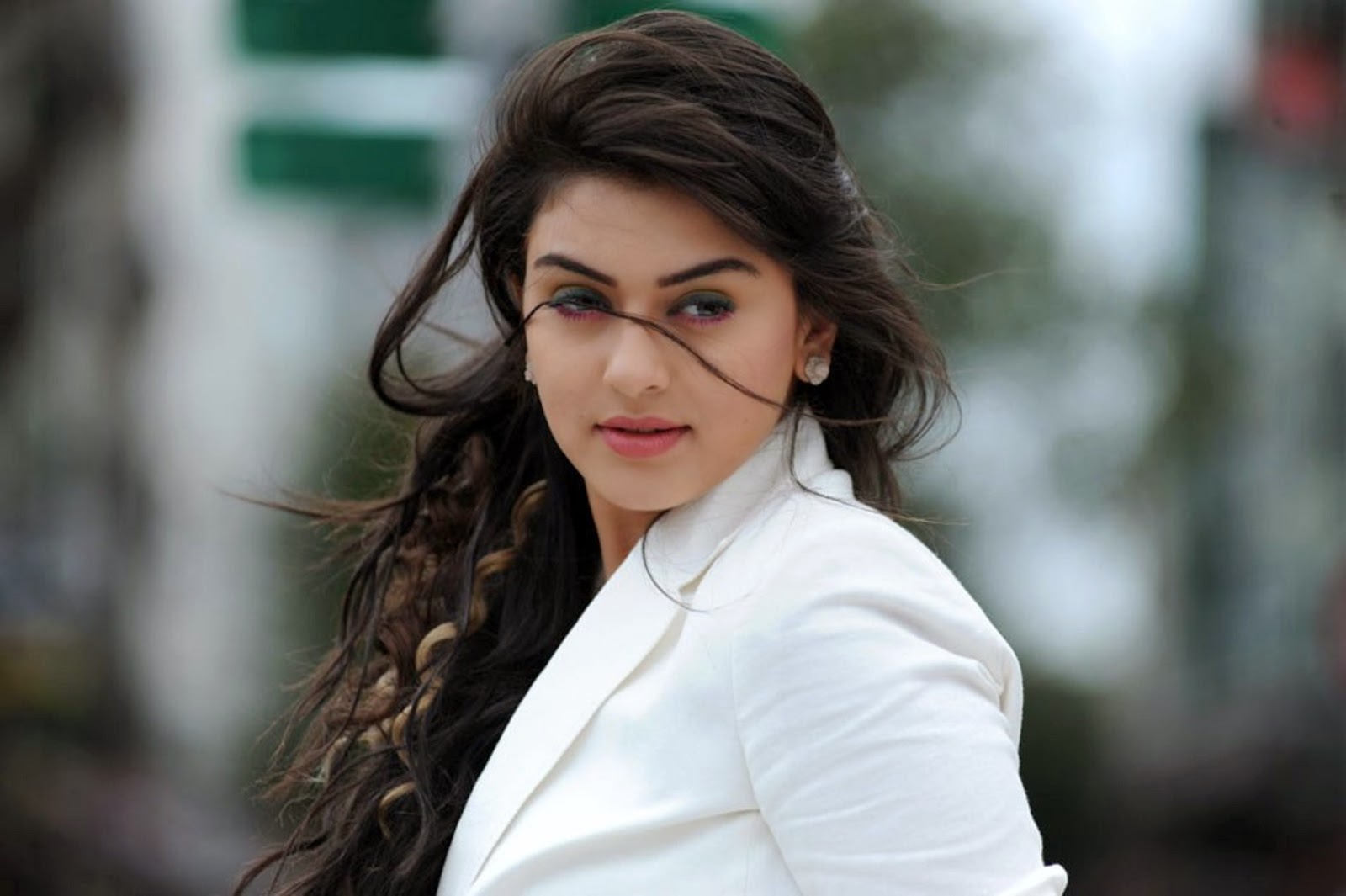 hansika motwani wallpaper,hair,beauty,lip,hairstyle,eyebrow