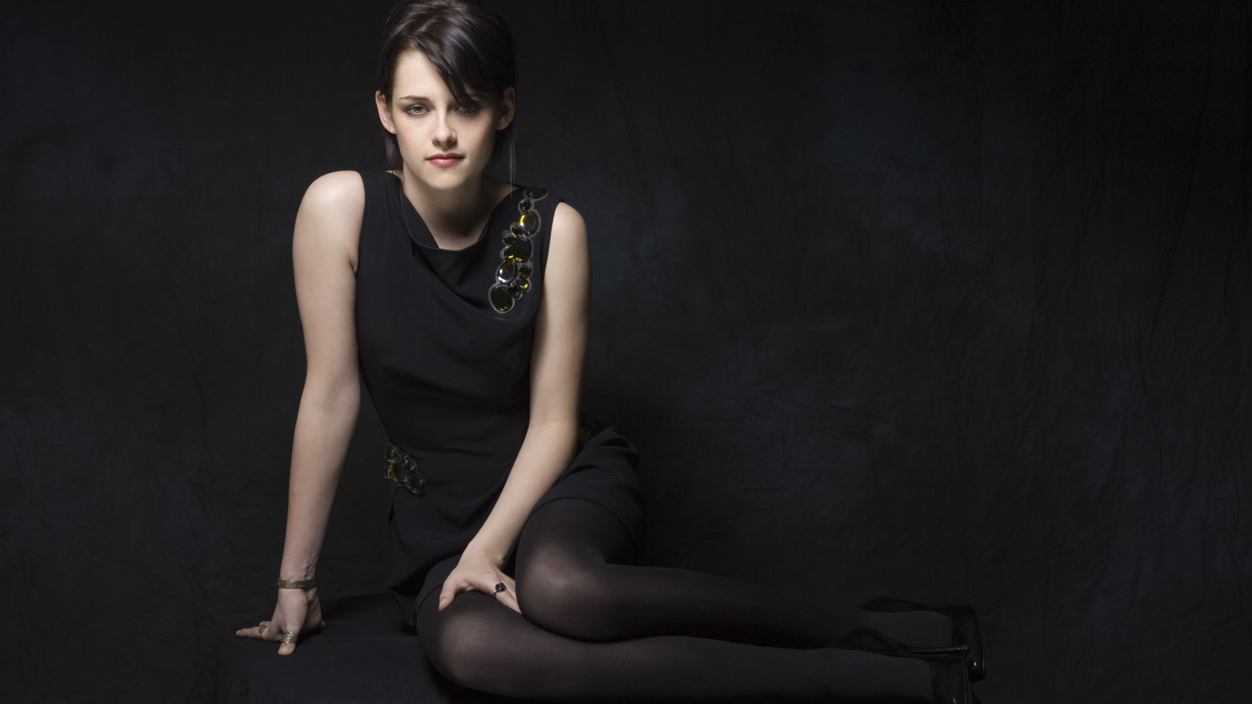 sd wallpaper hd,black,sitting,beauty,leg,tights